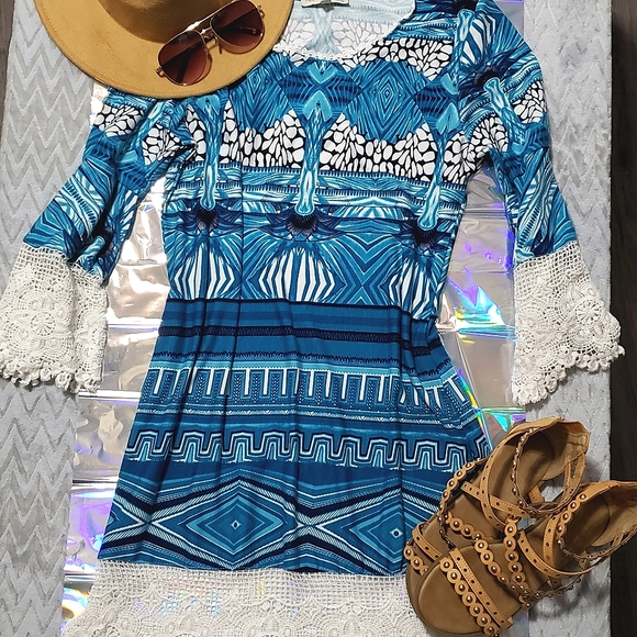 NYC Abstract Lace Bell Sleeve Dress - Picture 7 of 7